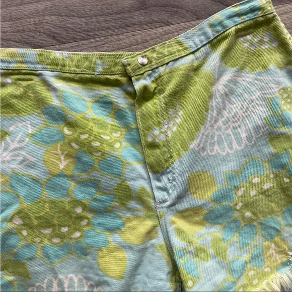Vintage 70s floral print wrangler jean shorts mini shorts 29” waist blue green - Picture 4 of 7